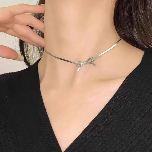 Design Side Bow Blade Chain Titanium Steel Necklace Women Simple Light Luxury High Grade Stainless Steel Necklace