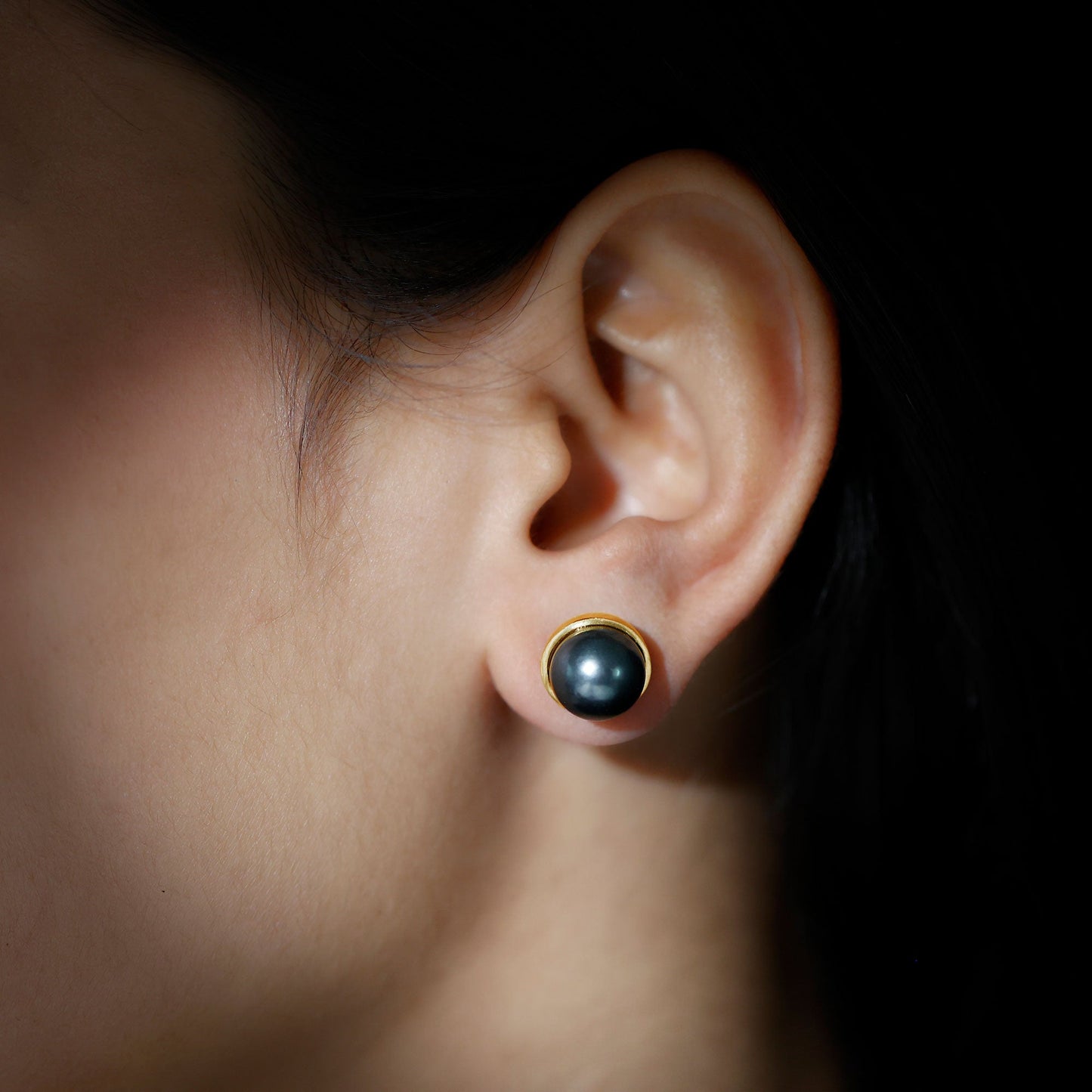 16 Carat Genuine Tahitian Black Pearl Stud Earring With Certificate