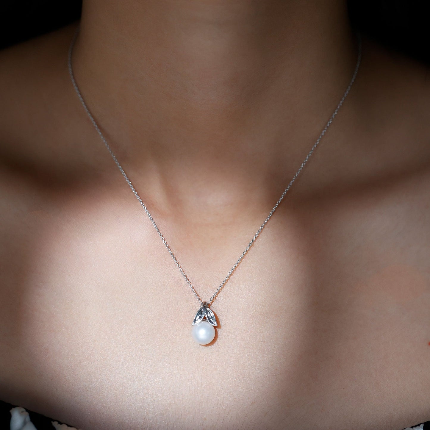 Freshwater Pearl Solitaire Pendant with Leaf