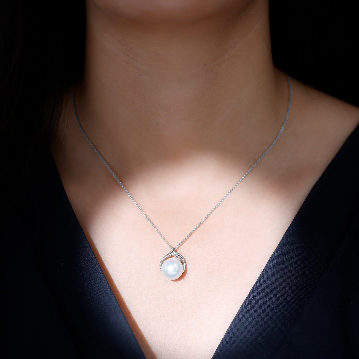 11 Carat White Pearl Solitaire Necklace with Diamond