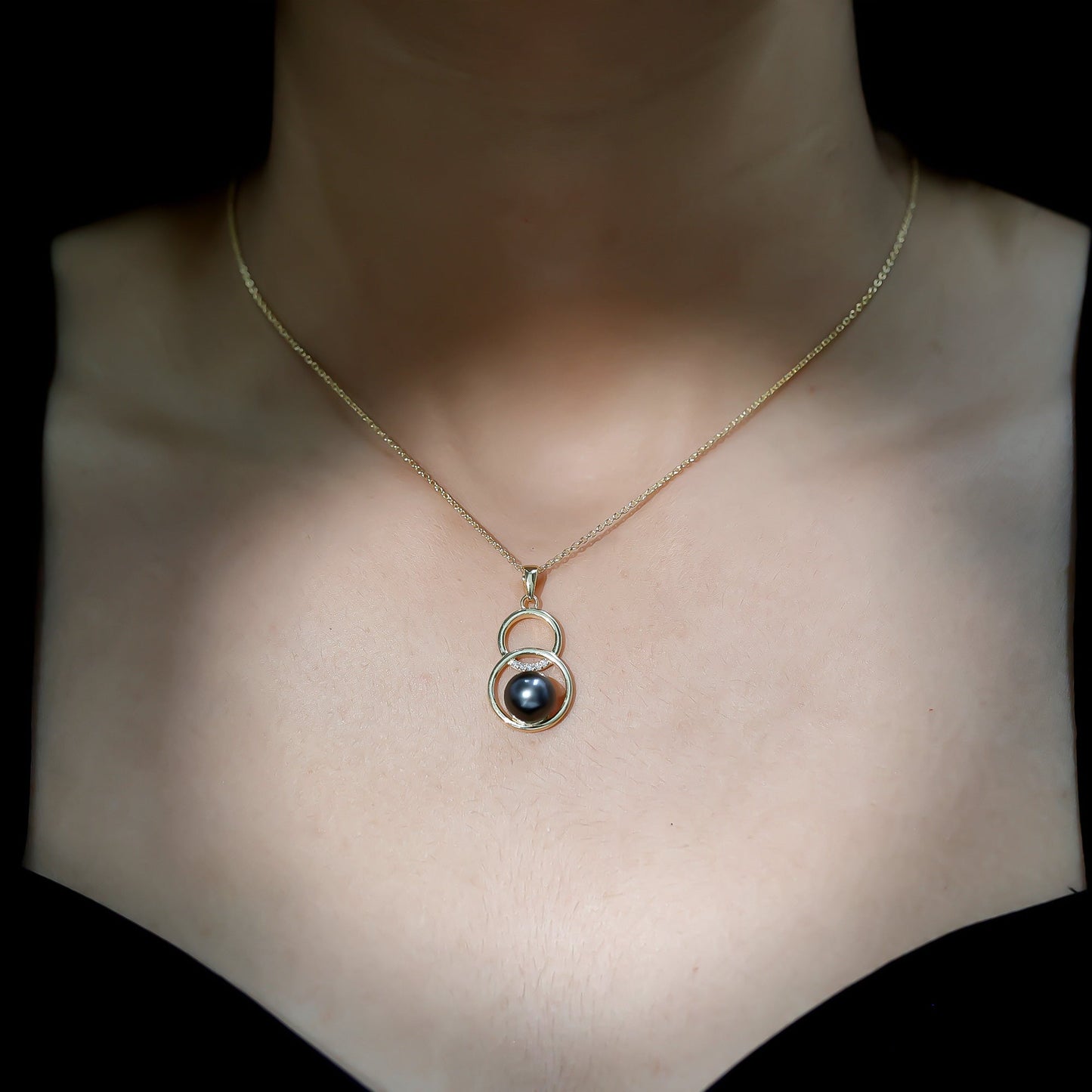 Handpicked Black Pearl Circle Necklace with Diamond