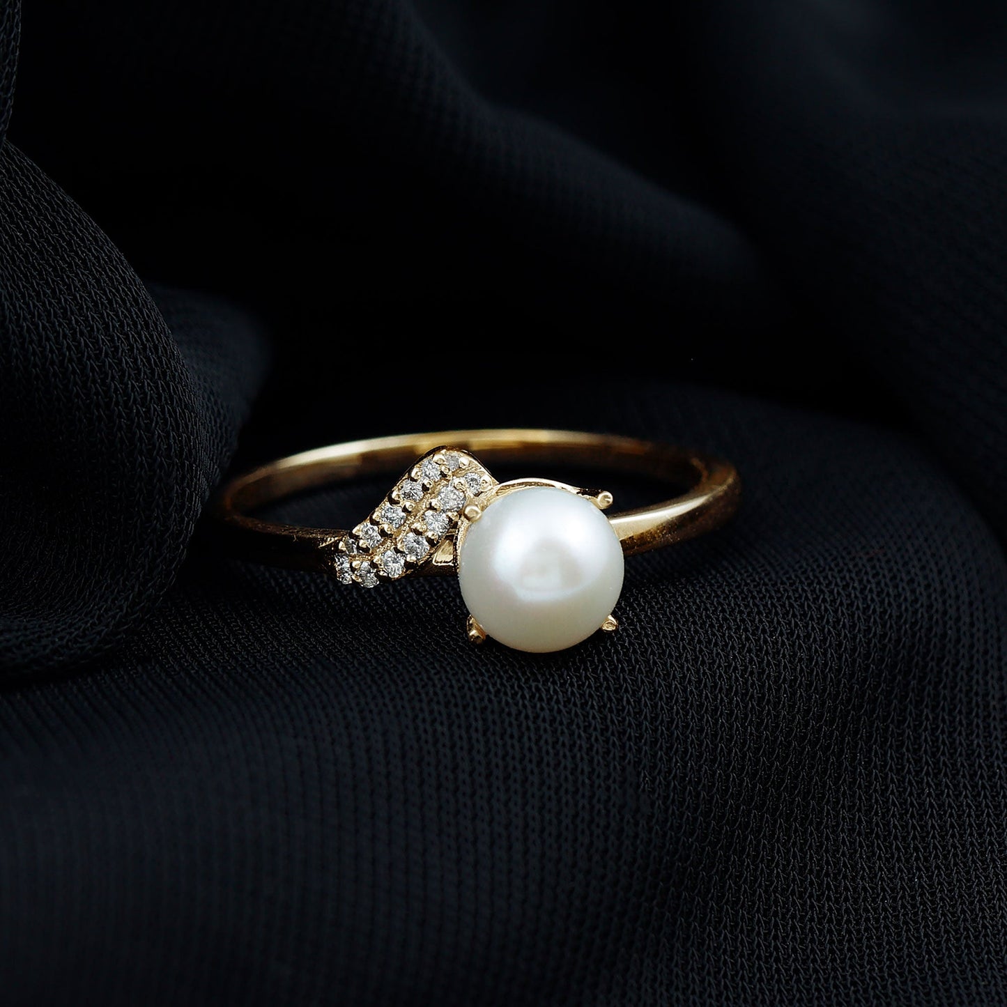 Cultured 3 Carat Freshwater Pearl Solitaire Engagement Ring with Diamond