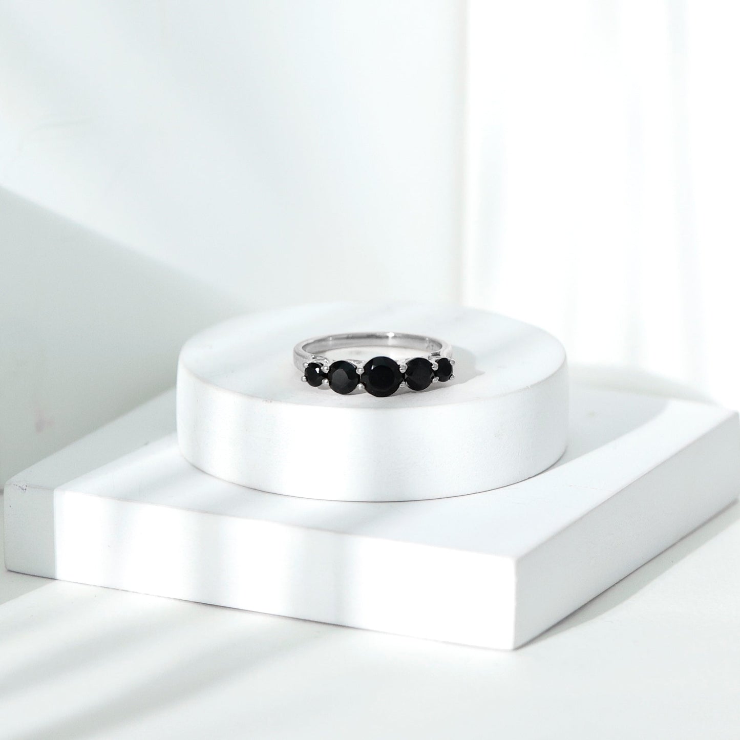 Trellis Set Black Onyx 5 Stone Ring in Graduated Style