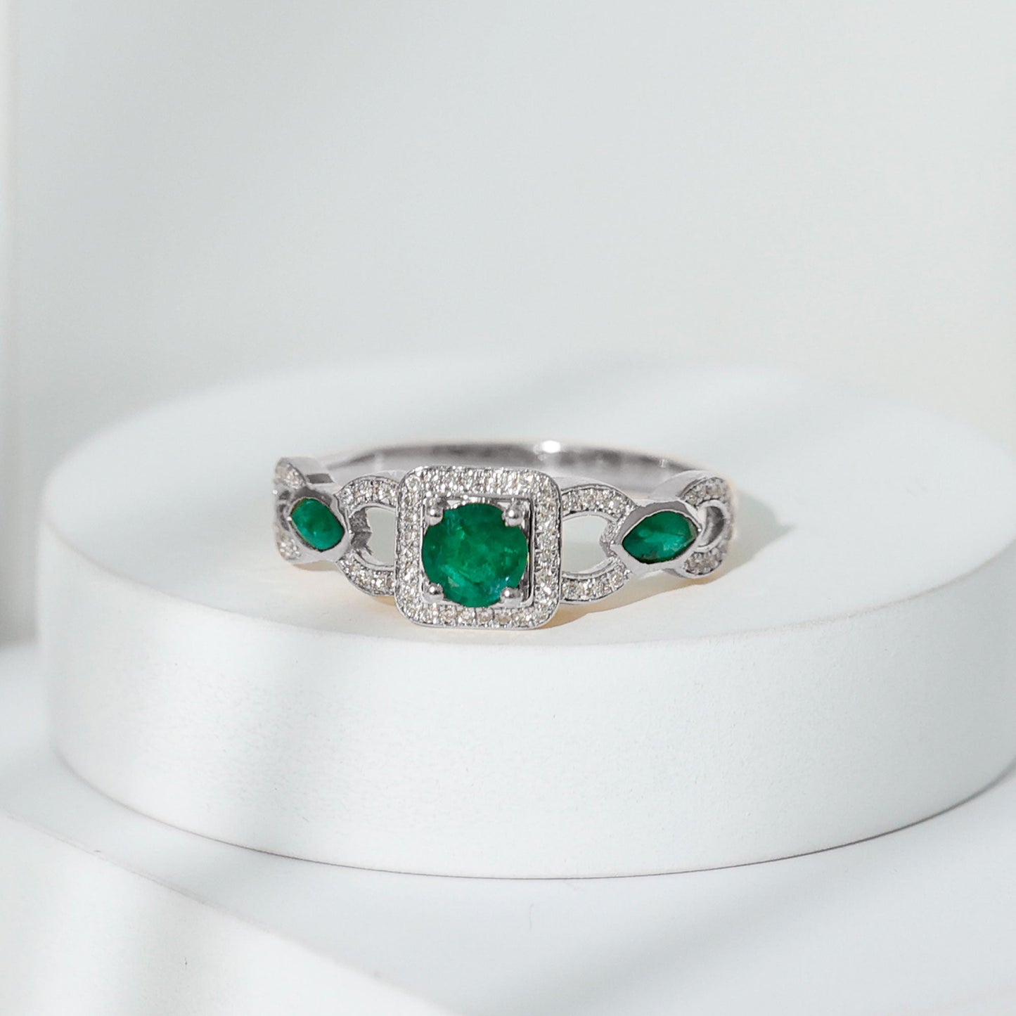 Vintage Style Emerald and Diamond Engagement Ring for Women