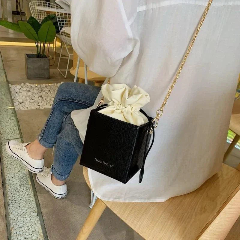 Chic Alligator Pattern Bucket Bag